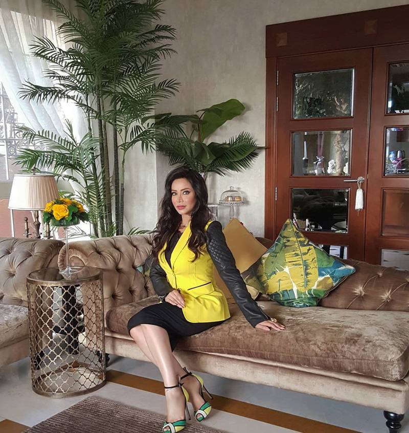 صور تكشف رقي وفخامة غرفة المعيشة في منزل لجين عمران